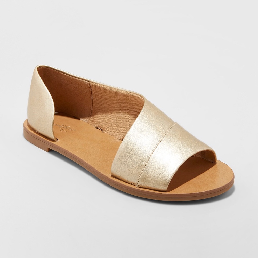 Asymmetrical gold sandal. Size 6.5